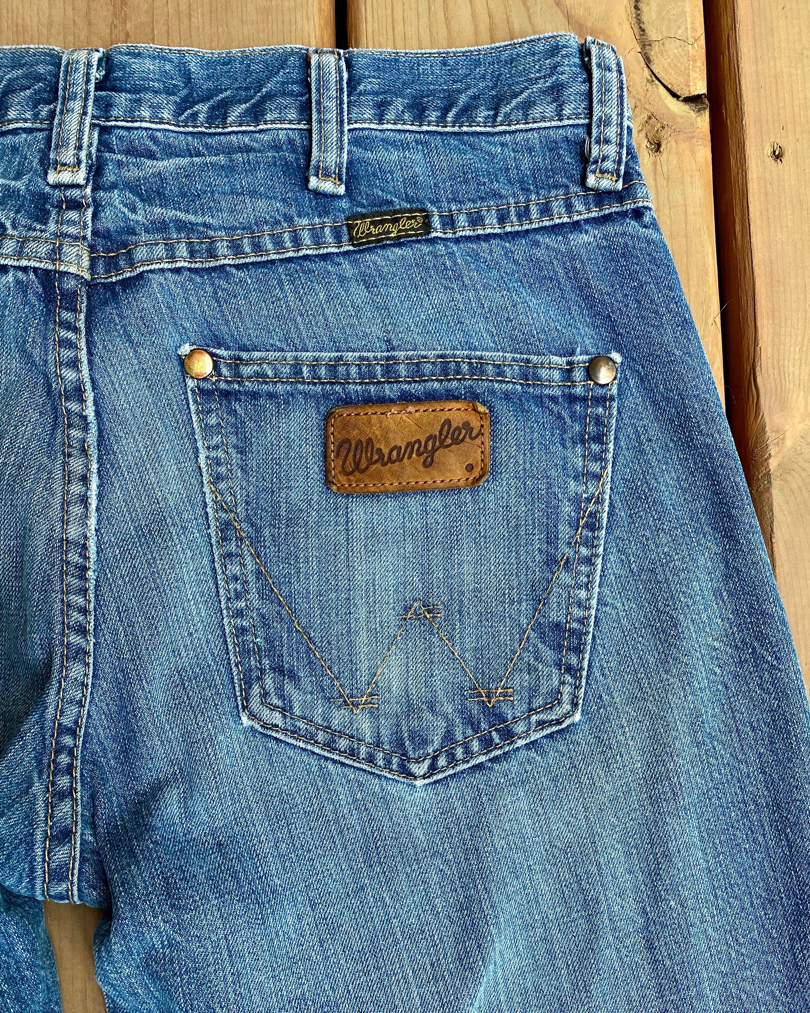 Vintage 2000s Wrangler Boot Cut Medium Blue Wash Jeans size 30