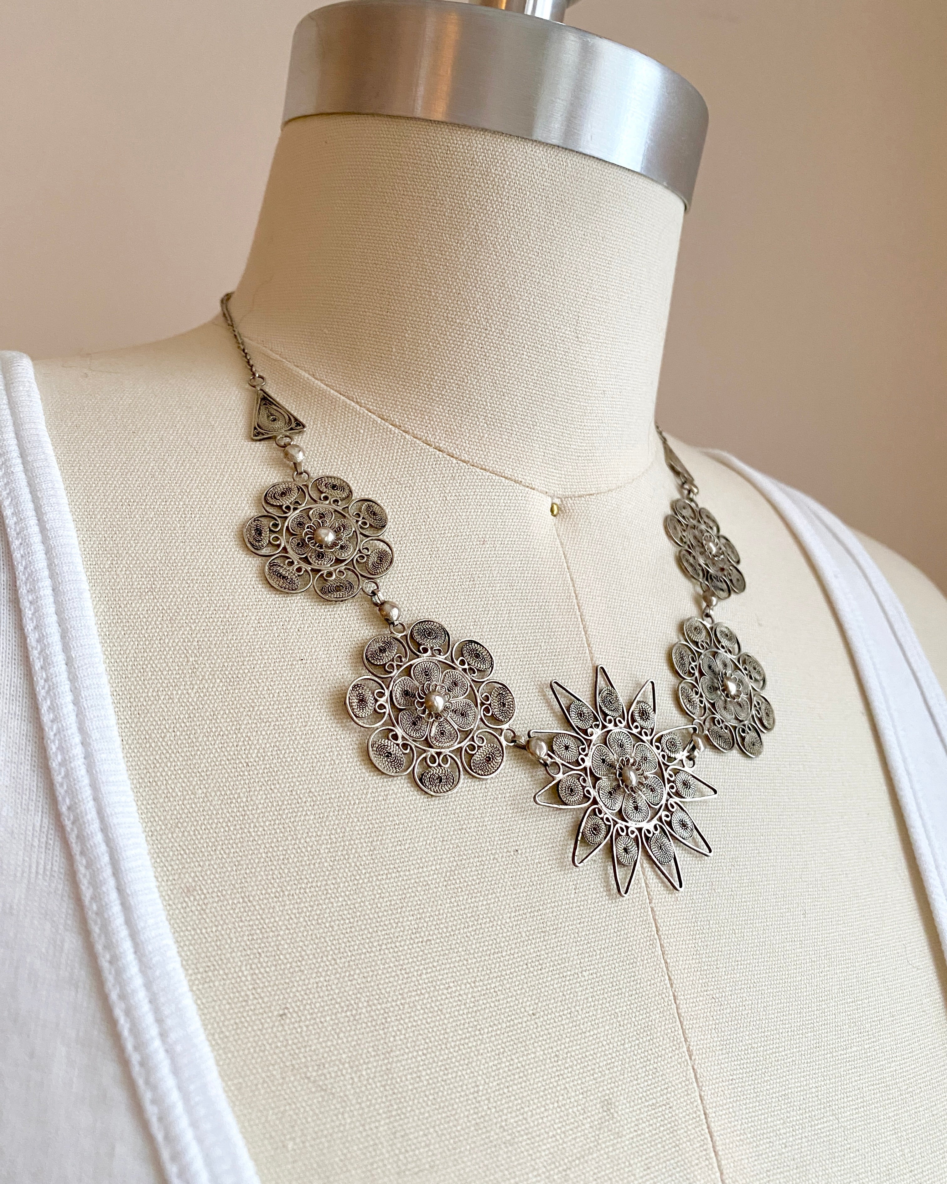 Vintage 1970s Silver Lace Filigree Flower Necklace