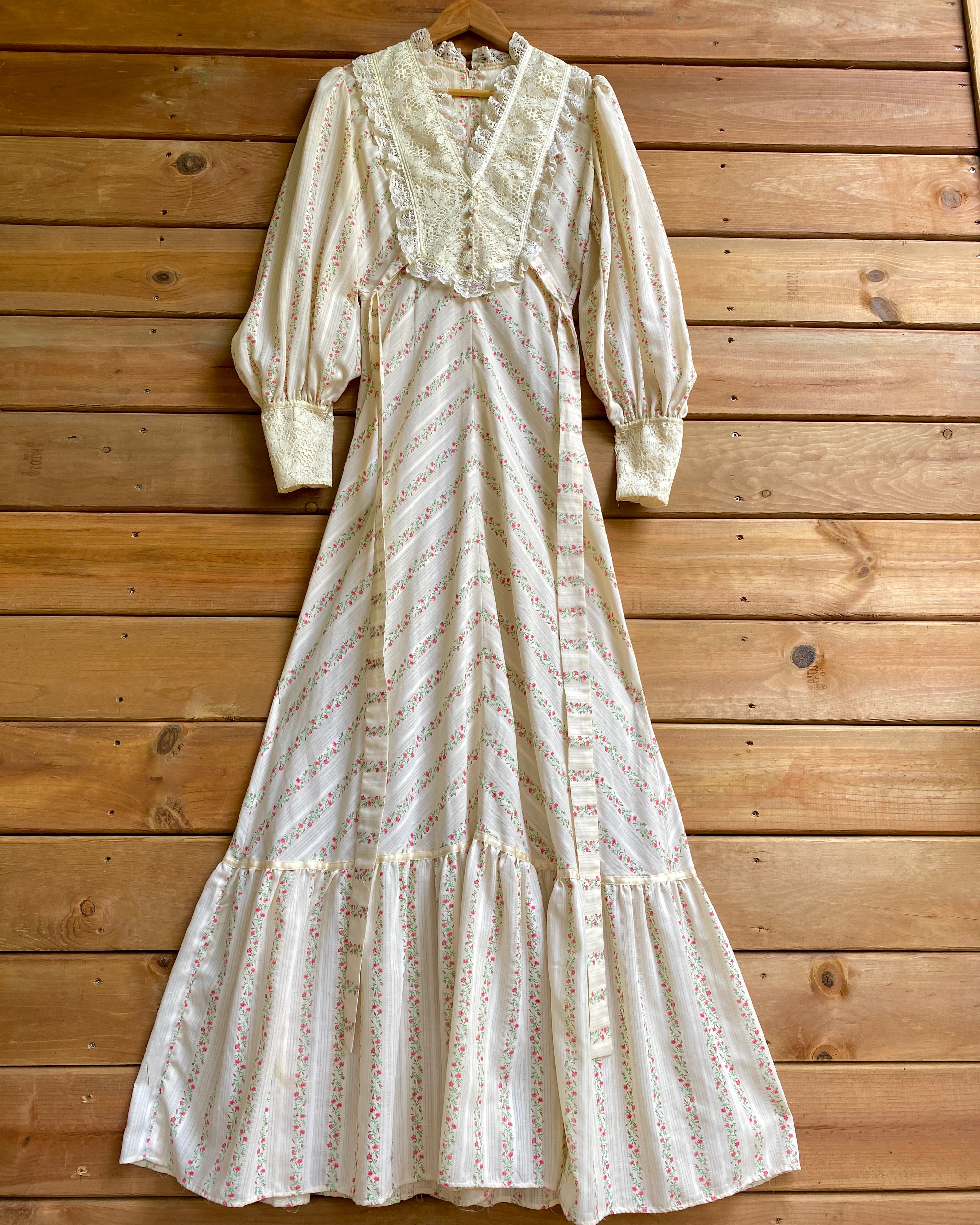 VINTAGE 1970s Floral Cream and lace Victoriana / Prairie Dress Gunne Sax Style S 4