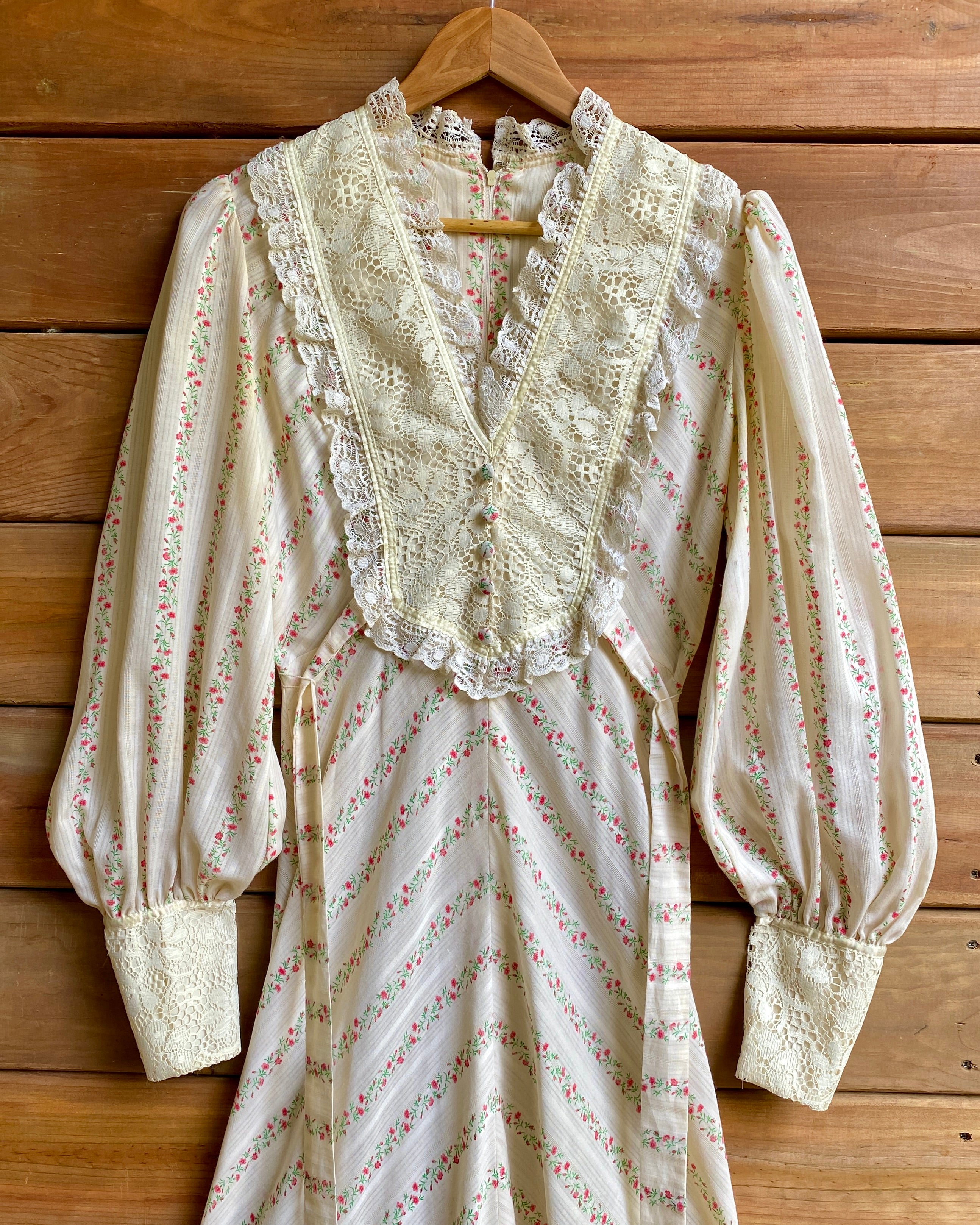 VINTAGE 1970s Floral Cream and lace Victoriana / Prairie Dress Gunne Sax Style S 4