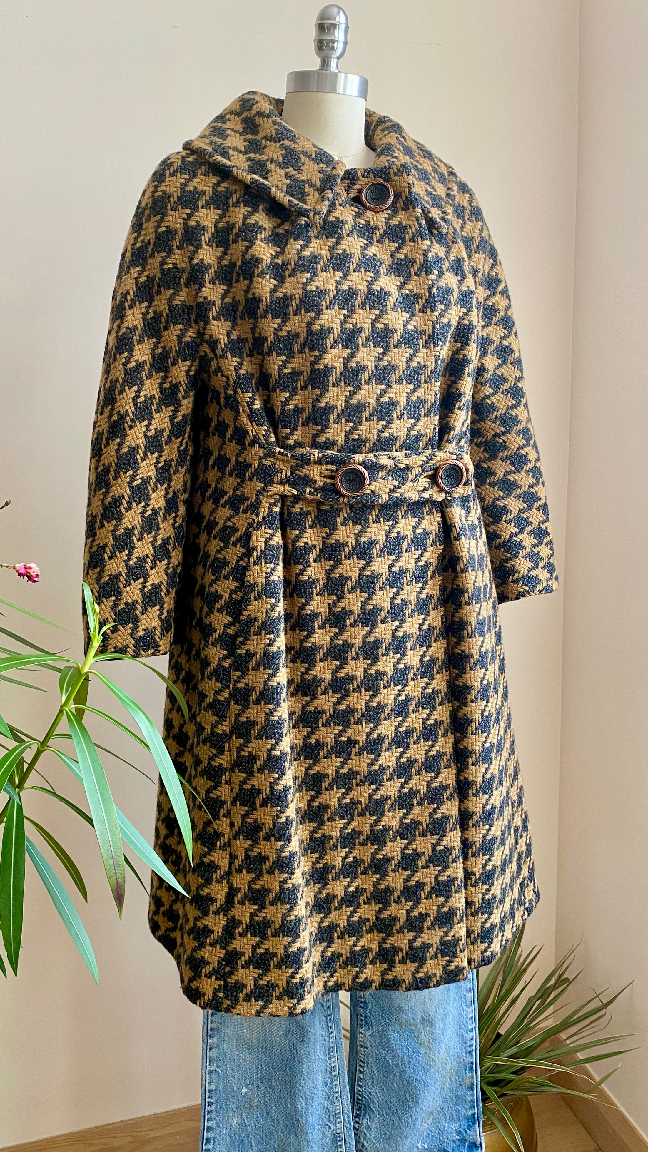 Vintage 1960s Wool Tweed Herringbone Coat in a Houndstooth Camel and Grey Weave S 4