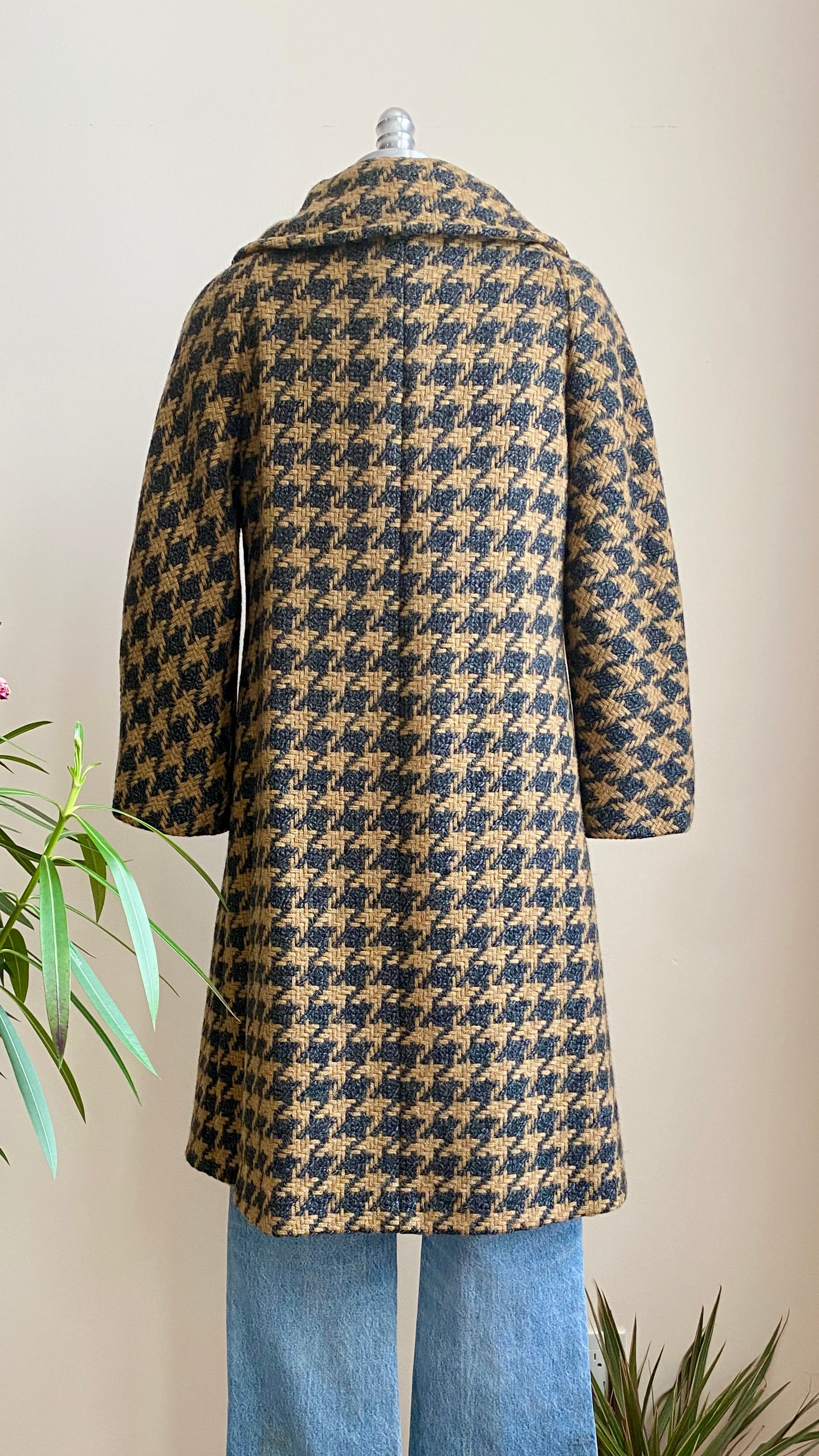 Vintage 1960s Wool Tweed Herringbone Coat in a Houndstooth Camel and Grey Weave S 4