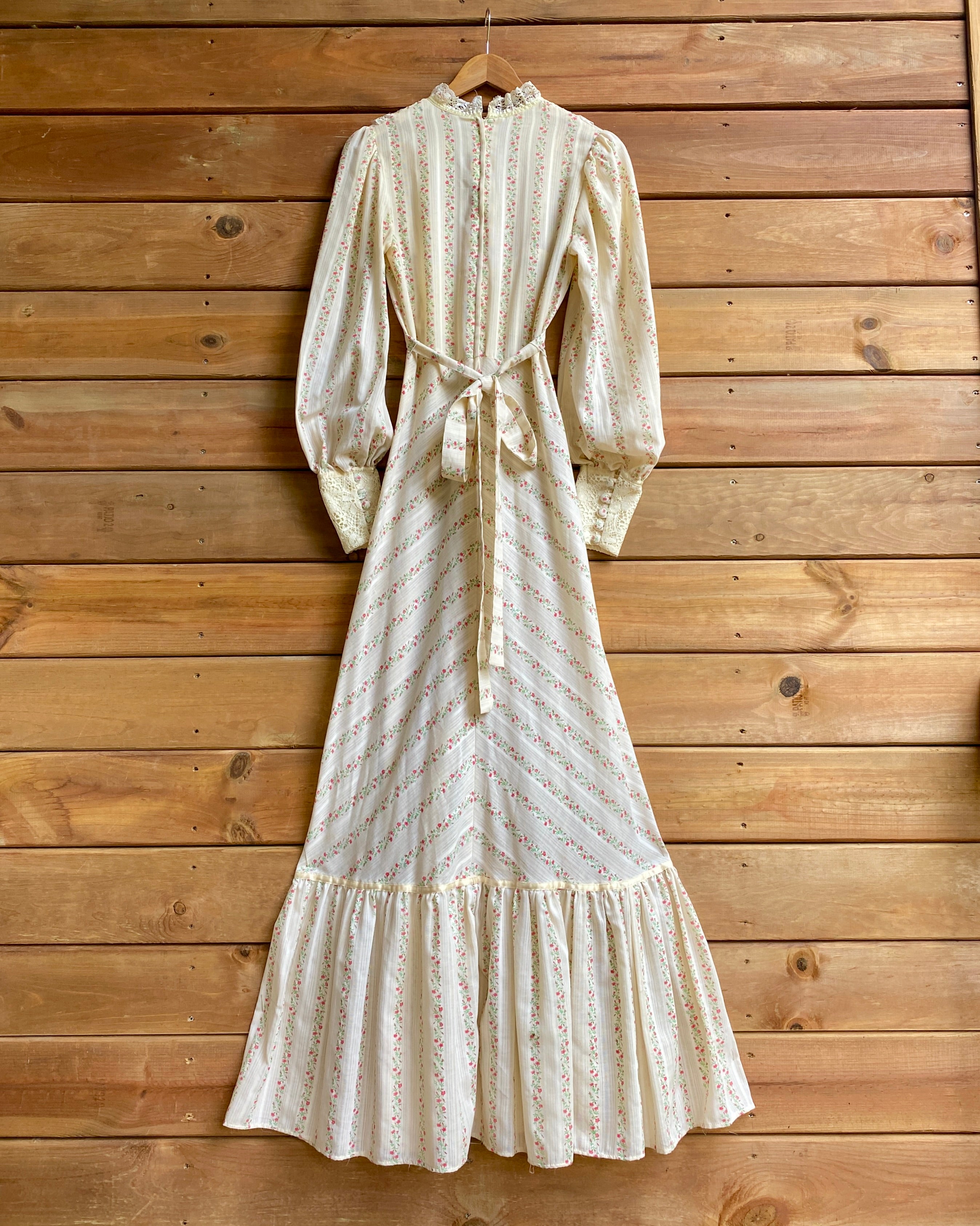 VINTAGE 1970s Floral Cream and lace Victoriana / Prairie Dress Gunne Sax Style S 4