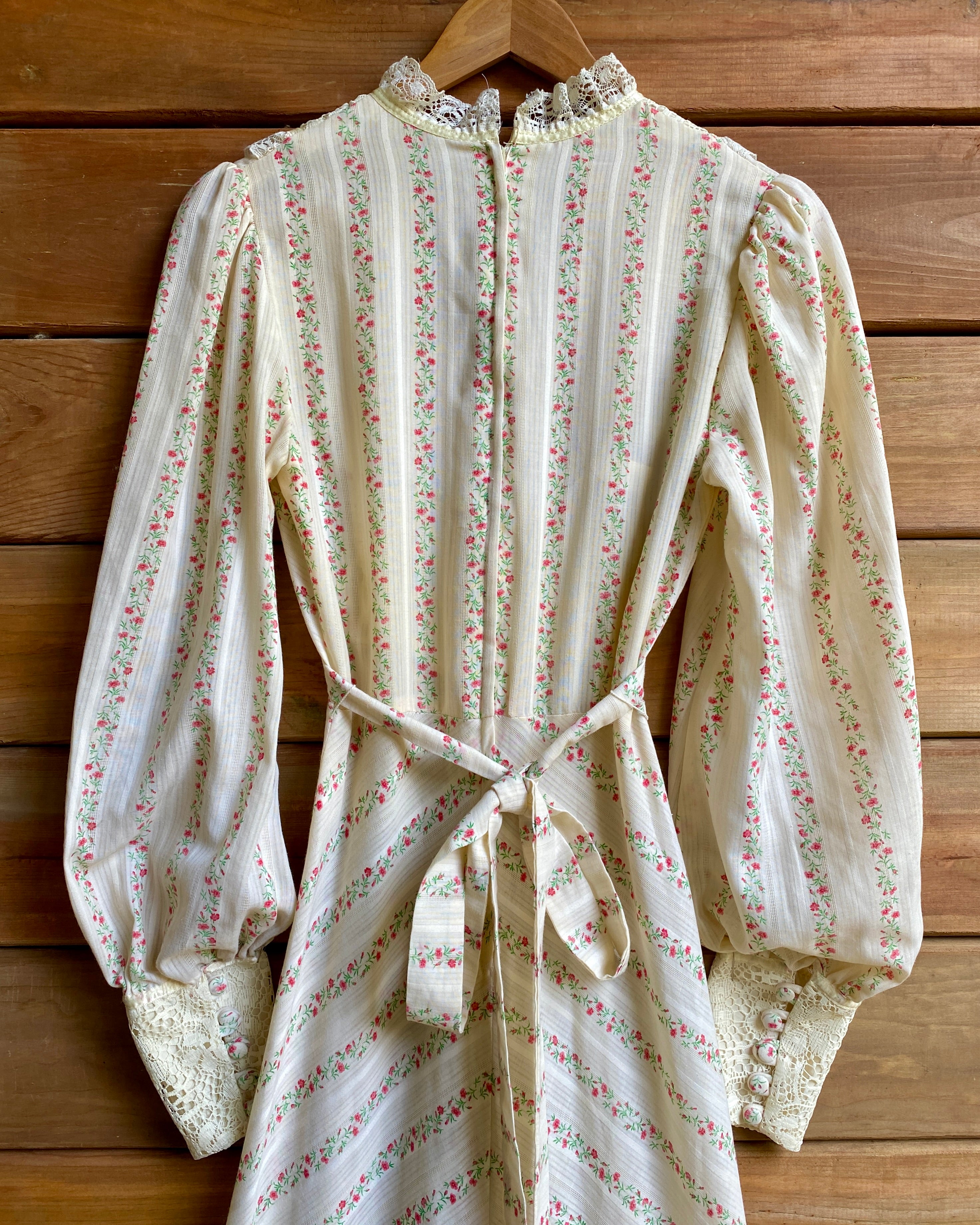 VINTAGE 1970s Floral Cream and lace Victoriana / Prairie Dress Gunne Sax Style S 4