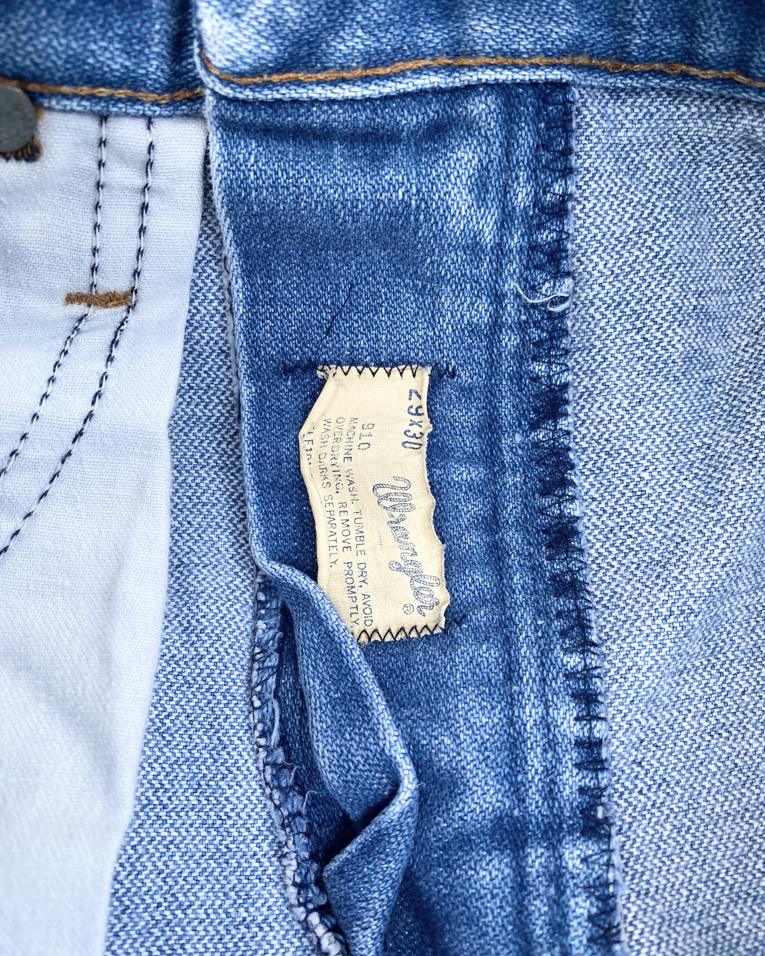 Vintage Wrangler 1970s Medium Blue Wash Jeans size 27 Made in USA