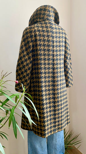 Vintage 1960s Wool Tweed Herringbone Coat in a Houndstooth Camel and Grey Weave S 4