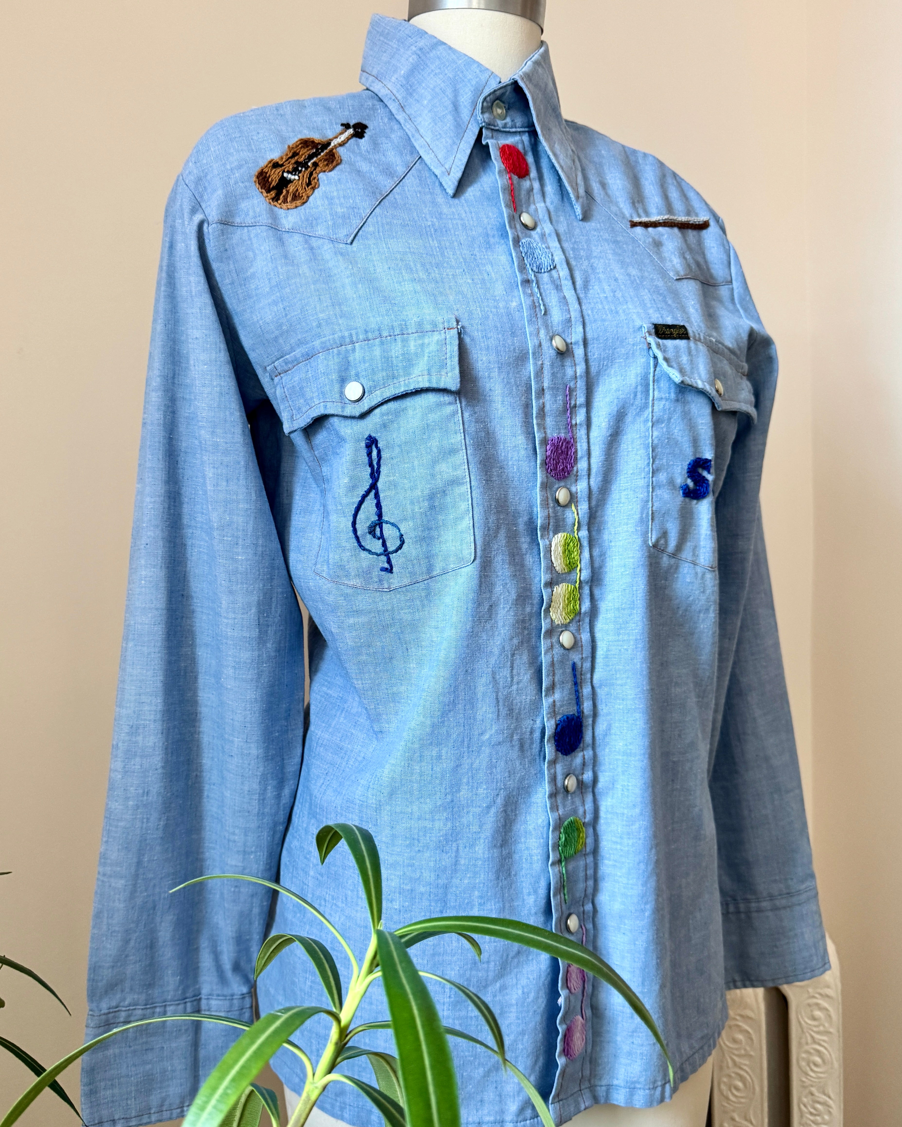 Vintage 1960s 1970s WRANGLER Pearl Snap Button Cowboy Western Rodeo Style Chambray Embroidered Music Jean Shirt Made in USA