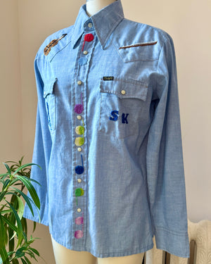 Vintage 1960s 1970s WRANGLER Pearl Snap Button Cowboy Western Rodeo Style Chambray Embroidered Music Jean Shirt Made in USA