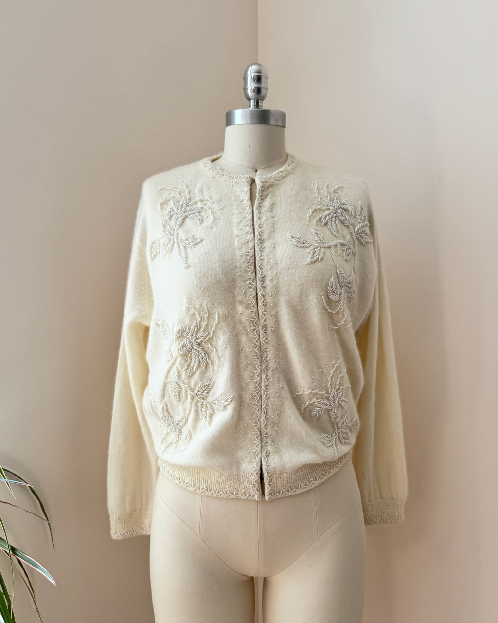 Vintage 1950s Cashmere and Wool Cream Hand Beaded Rocaille Ivory Pearl like Seed Beads in a Lily Flower Design Cardigan M