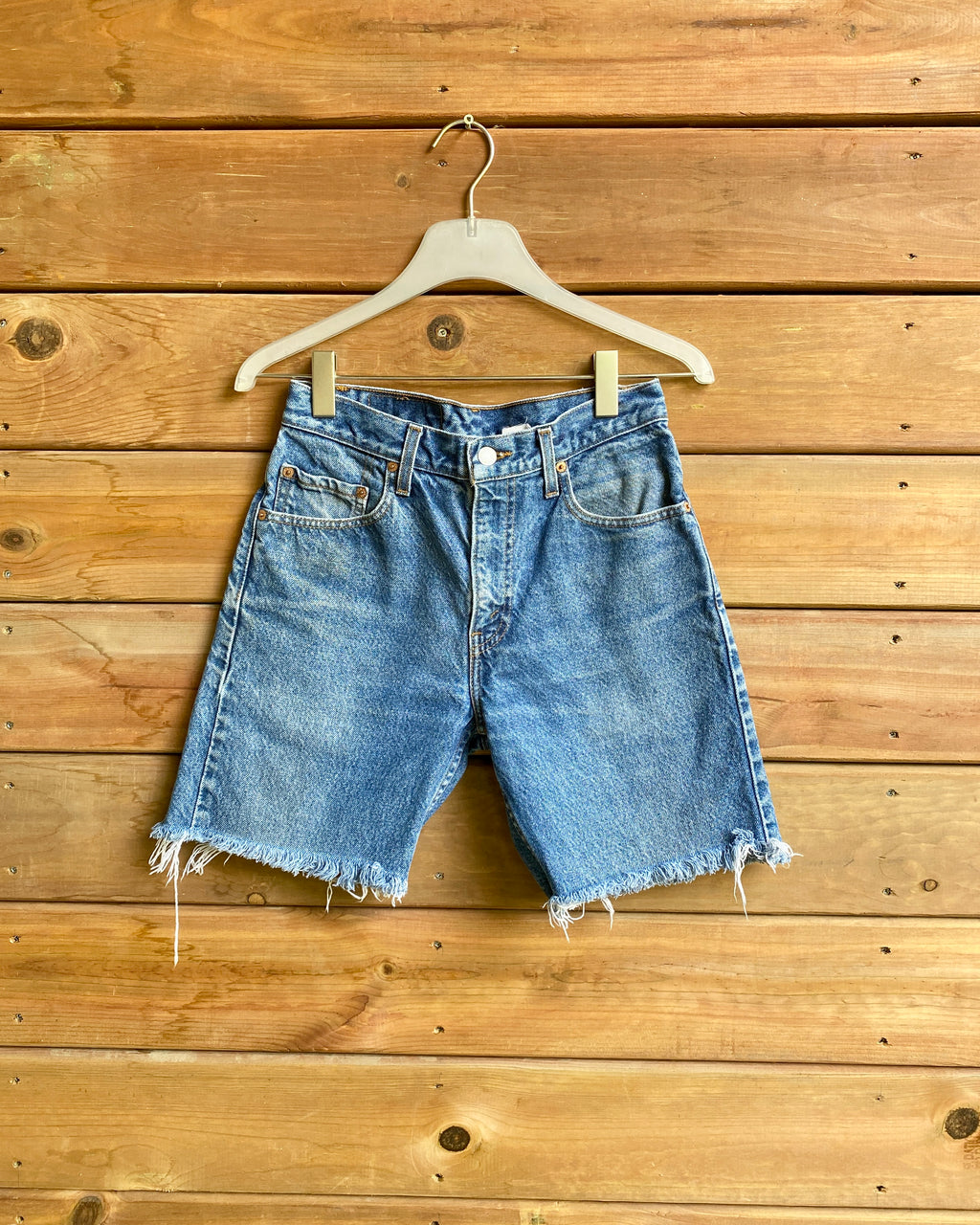 Vintage 1990s red Tab Levis 505 Medium Wash Bermuda Denim Jean Shorts 28 Made in USA
