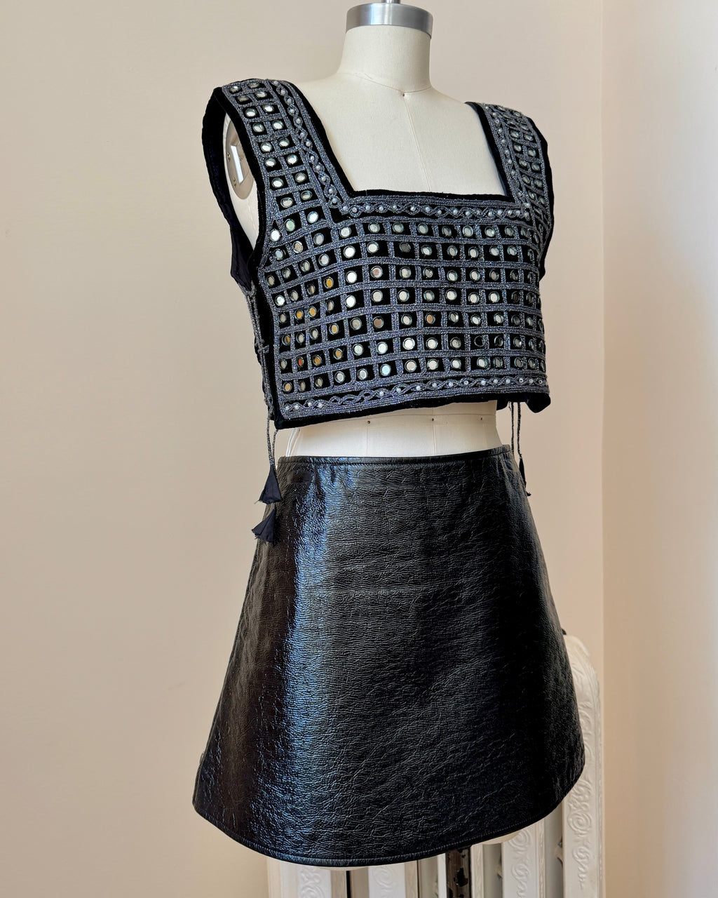 2000s Courrèges Black Crinkled Vinyl Mod French 1960s Inspired Miniskirt with Detachable Side Zippers Size 40 6