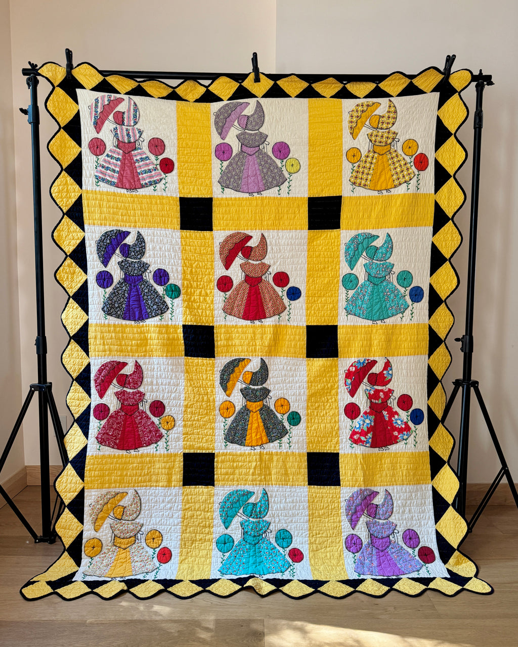 Vintage Sunbonnet Sue Yellow and Black Check with Dutch Girls in Bonnets Patchwork Cotton Quilt Blanket With Scalloped Edge