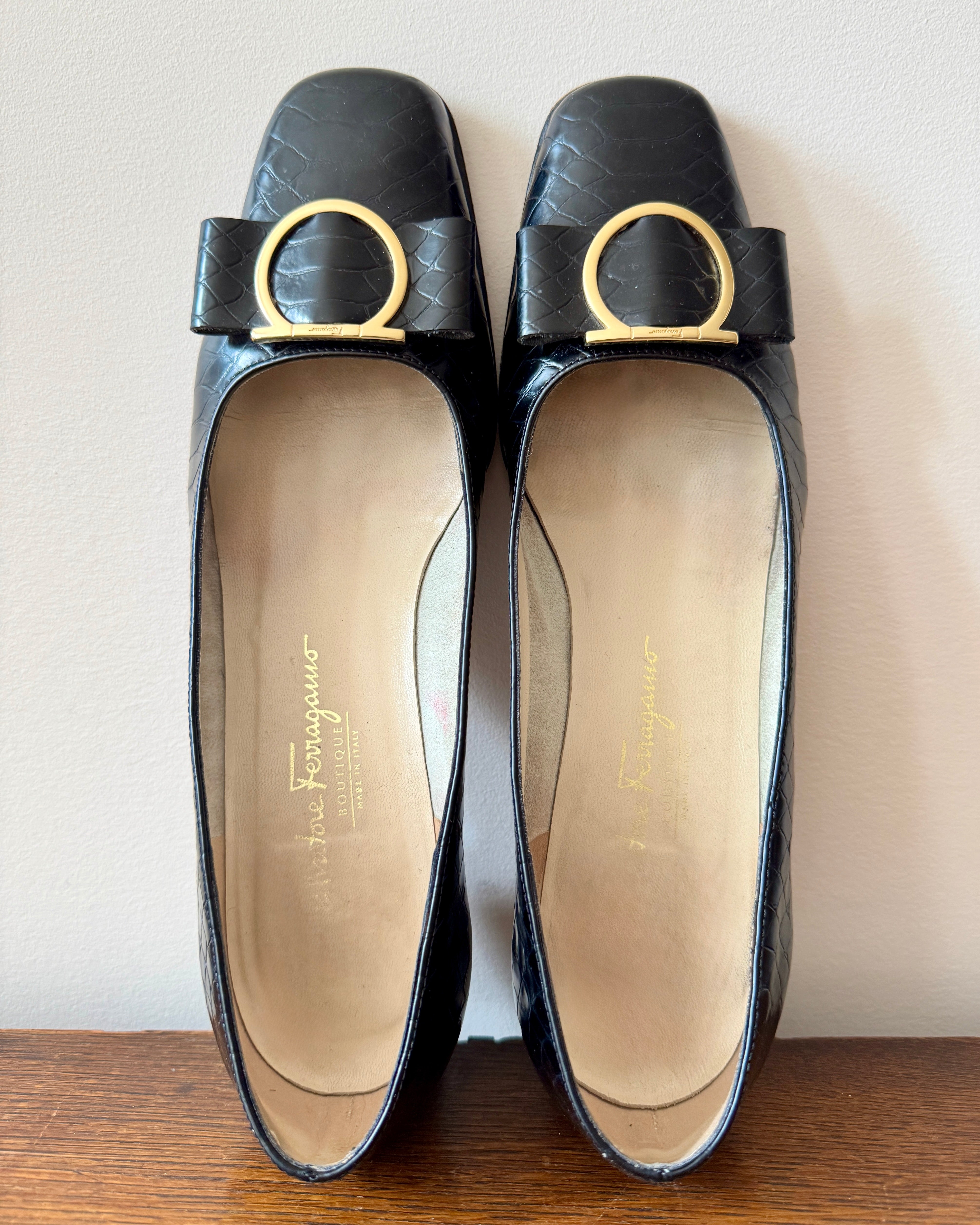 Vintage 1990s SALVATORE FERRAGAMO Garnir Black Croc Embossed Leather Square Toe with Bow and Block Heel Pumps Shoes Size 8.5B or 9