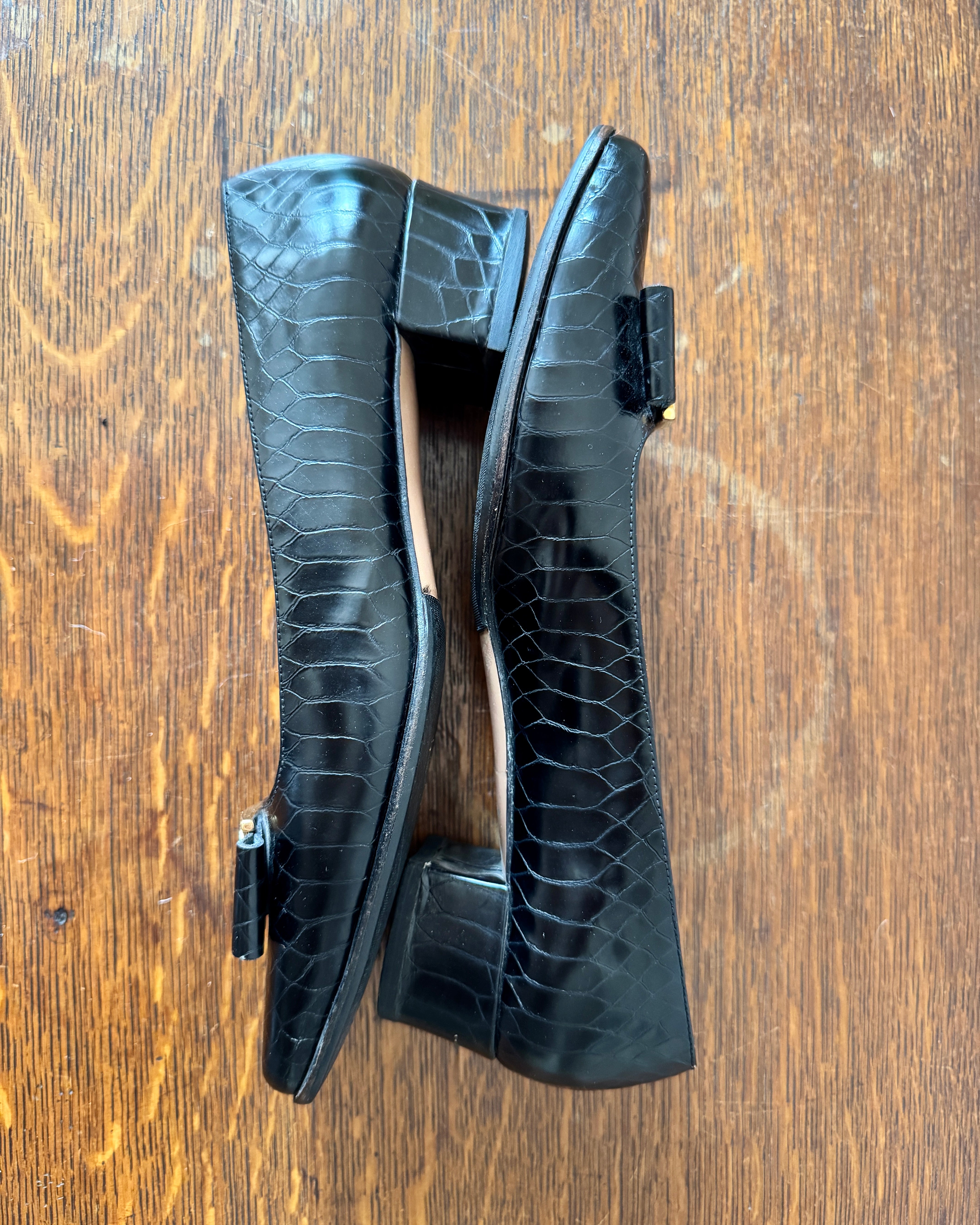 Vintage 1990s SALVATORE FERRAGAMO Garnir Black Croc Embossed Leather Square Toe with Bow and Block Heel Pumps Shoes Size 8.5B or 9