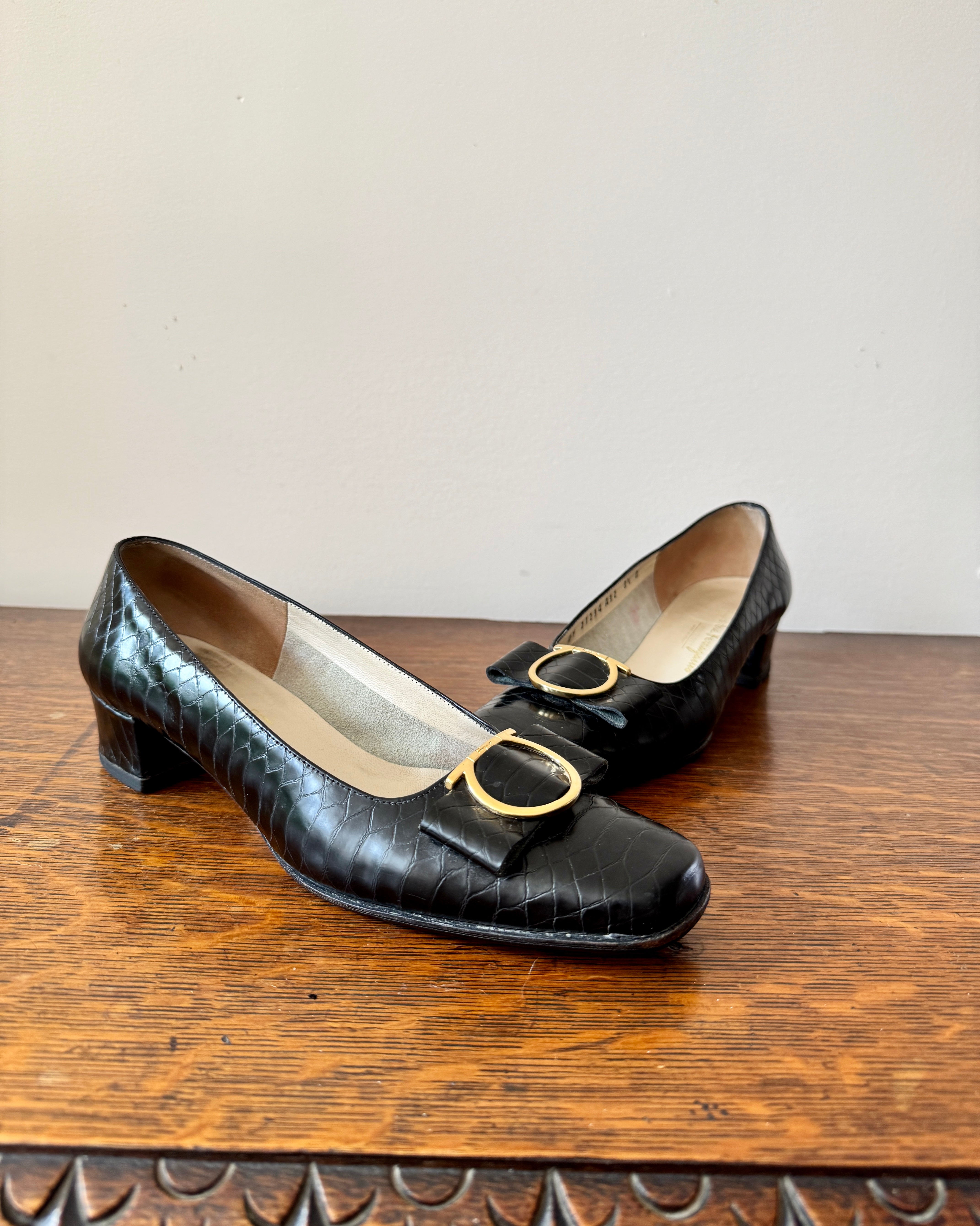 Vintage 1990s SALVATORE FERRAGAMO Garnir Black Croc Embossed Leather Square Toe with Bow and Block Heel Pumps Shoes Size 8.5B or 9
