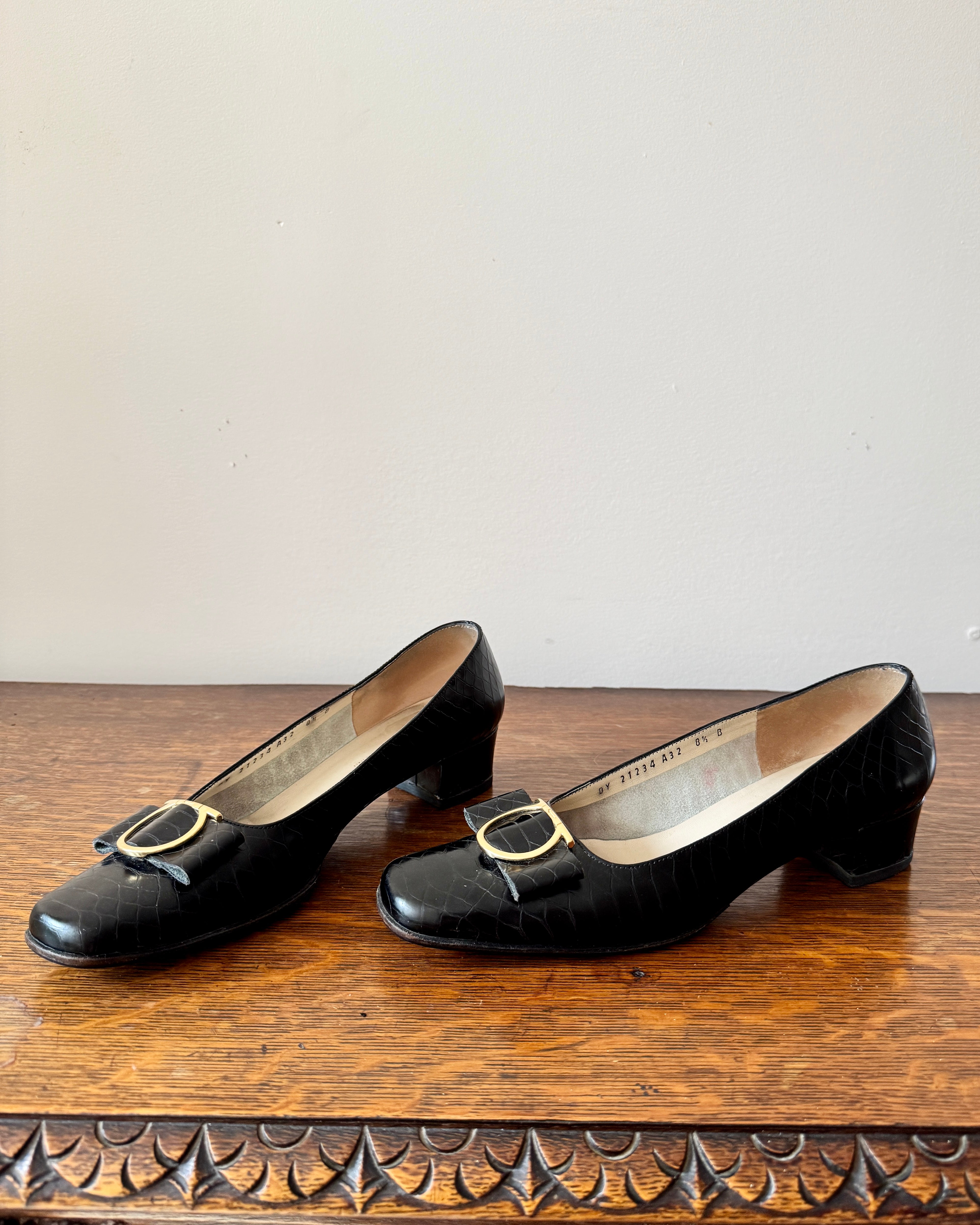 Vintage 1990s SALVATORE FERRAGAMO Garnir Black Croc Embossed Leather Square Toe with Bow and Block Heel Pumps Shoes Size 8.5B or 9