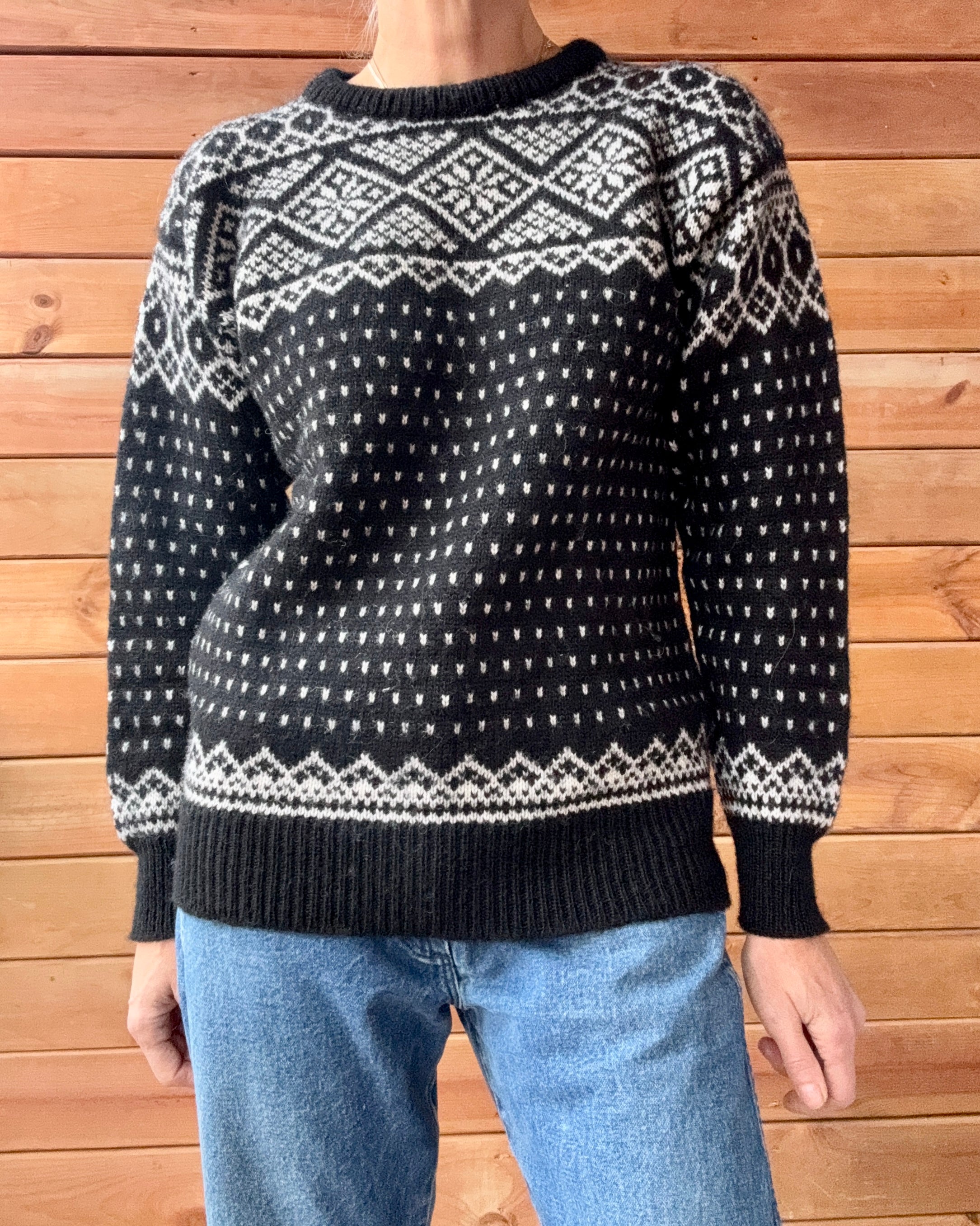VINTAGE DALE of NORWAY Black Wool Fair Isle Birds Eye Snowflake Hand knit Ski Crew Sweater M