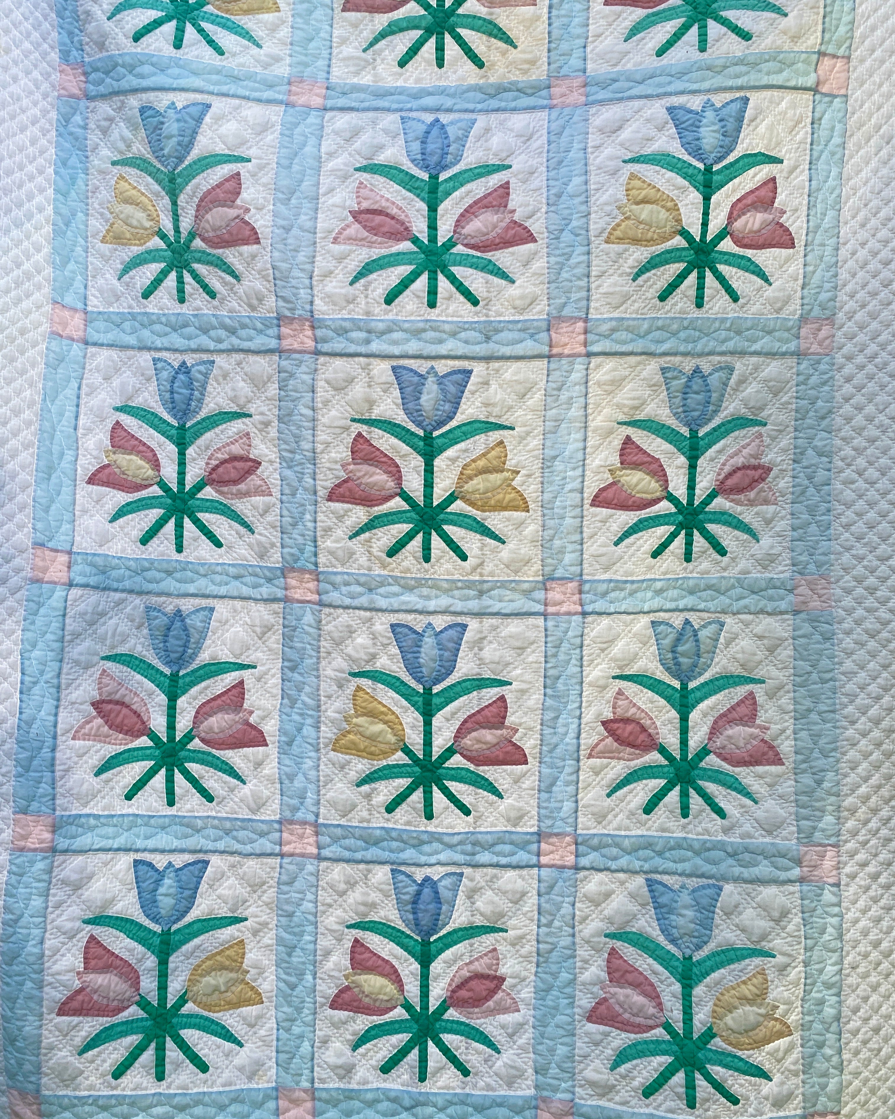 Vintage ARCH QUILTS Tulip Applique and Patchwork Quilt