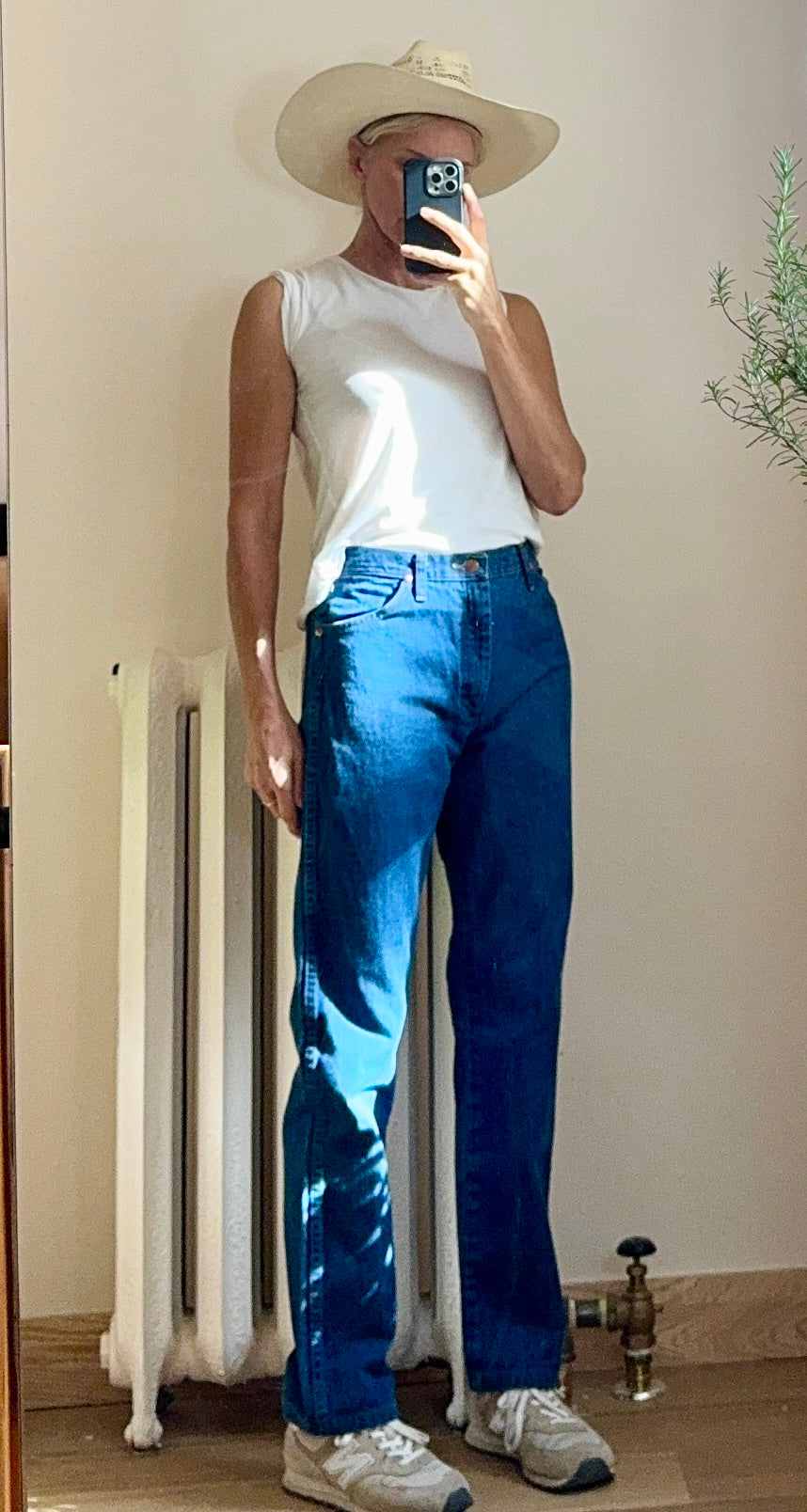 Vintage Wrangler 1990s High Waist Straight Leg Dark Blue Wash Jeans 30