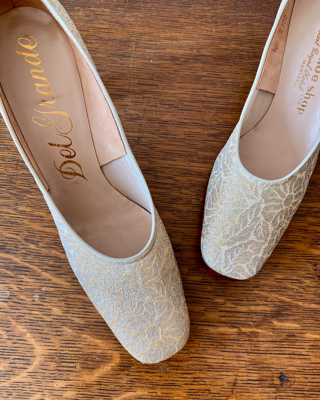 Vintage 1970s Deadstock Del Grande VOGUE SHOE SHOP Square Toe Silver & Gold Brocade Pumps Shoes 8