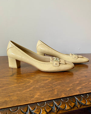 Vintage 1970s Deadstock SALVATORE FERRAGAMO Square Toe Cream Patent Leather Pumps with Fringe and Buckle and Block Heel