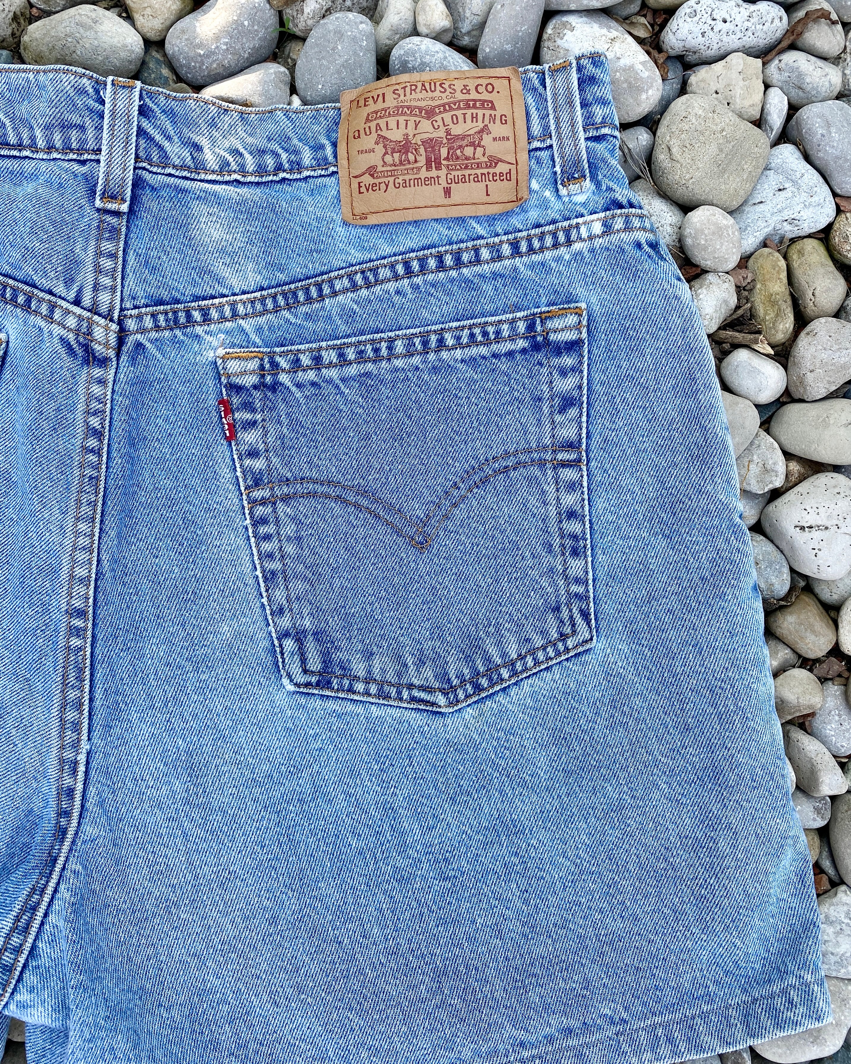 Vintage 1990s Levis Light Wash Denim High Waist Jean Shorts size 34