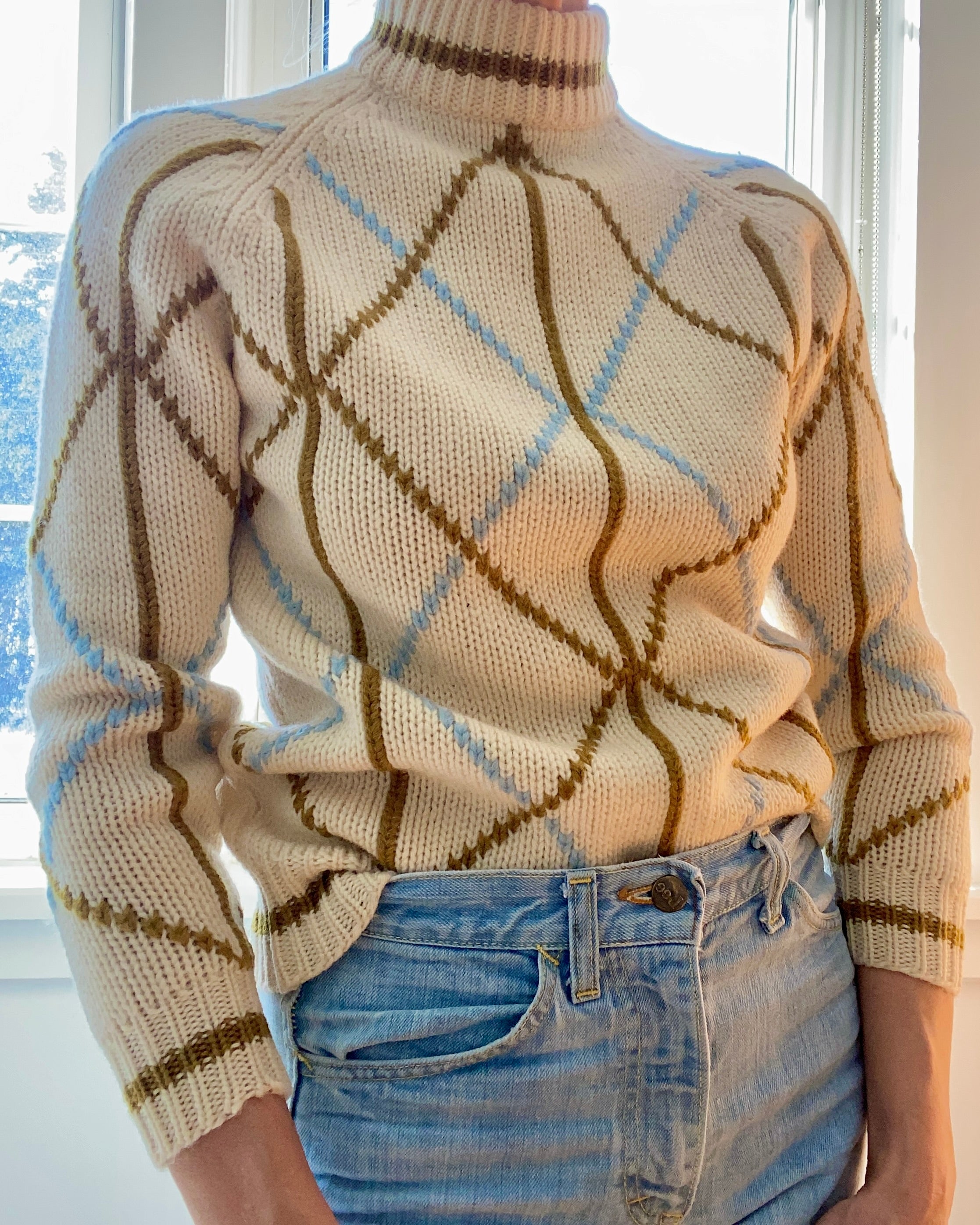 Vintage 1960s Cream and Tan Argyle Ski Wool Mock Neck Sweater S