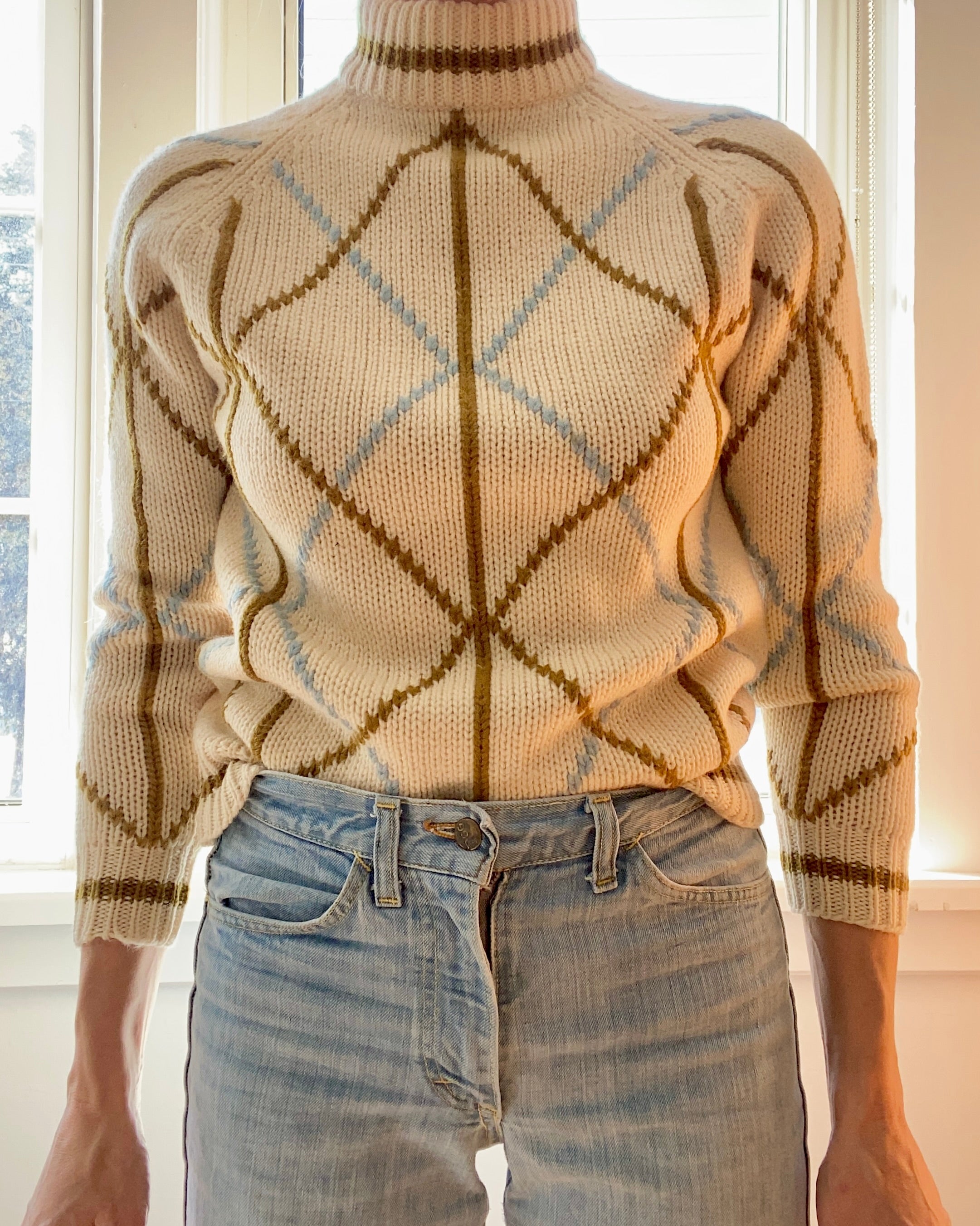 Vintage 1960s Cream and Tan Argyle Ski Wool Mock Neck Sweater S