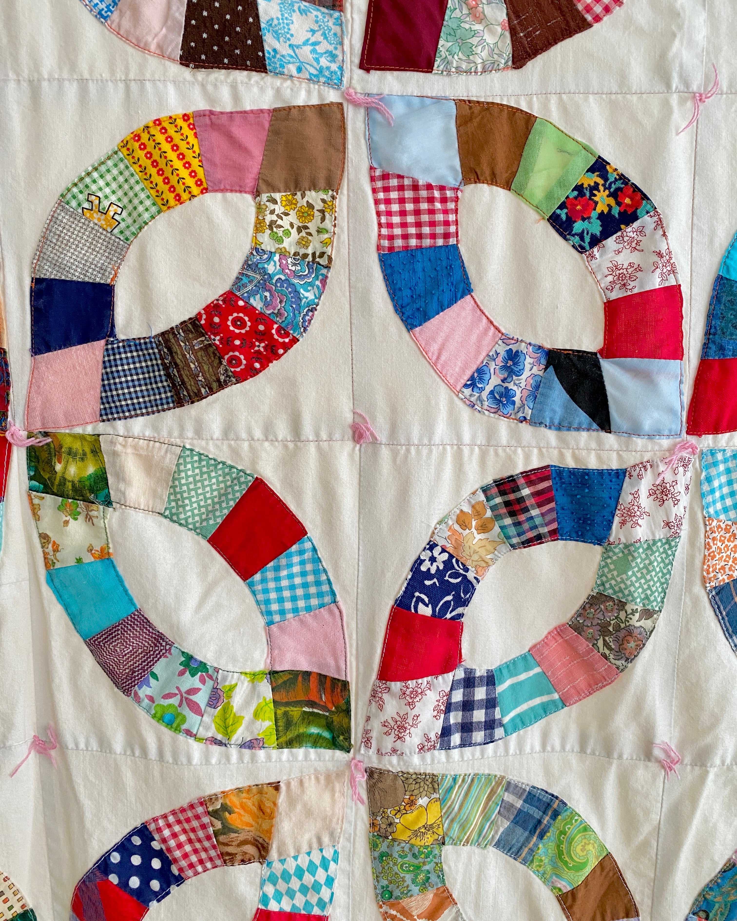 Vintage Hoopsisters Double Wedding Ring Patchwork Quilt with Tufting