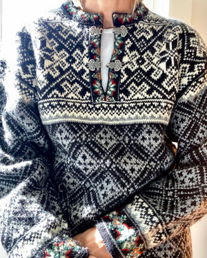 VINTAGE DALE of NORWAY Snowflake Handknit Ski Sweater